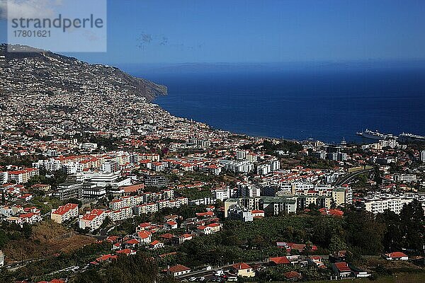 Funchal-West  Blick von Sao Martinho auf die Stadt Funchal und das Meer  Madeira