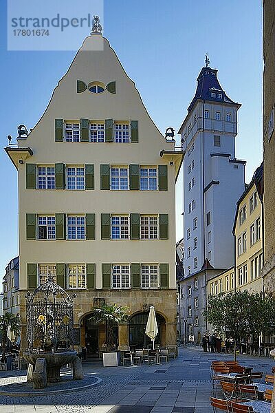 Hans-im-Glück-Brunnen in der Geißstraße und Töpferstraße  Turm des Graf-Eberhard-Bau  Landeshauptstadt Stuttgart  Baden-Württemberg  Deutschland  Europa