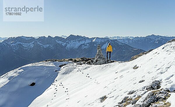 Bergsteigerin blickt über schneebedeckte Berge  Wanderung zum Guffert  Brandenberger Alpen  Tirol  Österreich  Europa