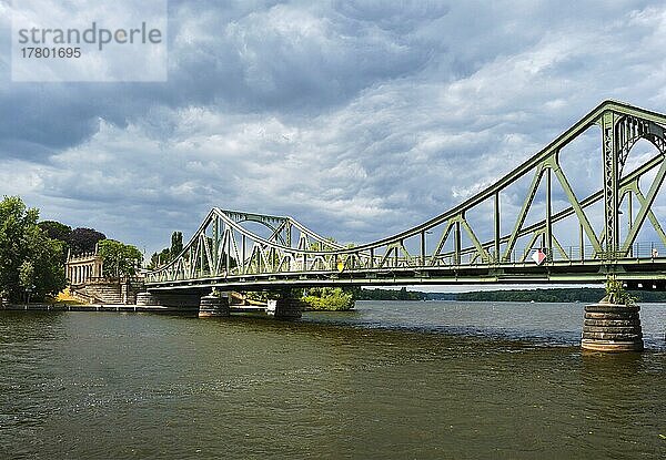 Glienicker Brücke am Fluss Havel  Potsdam  Berlin  Brandenburg  Deutschland  Europa