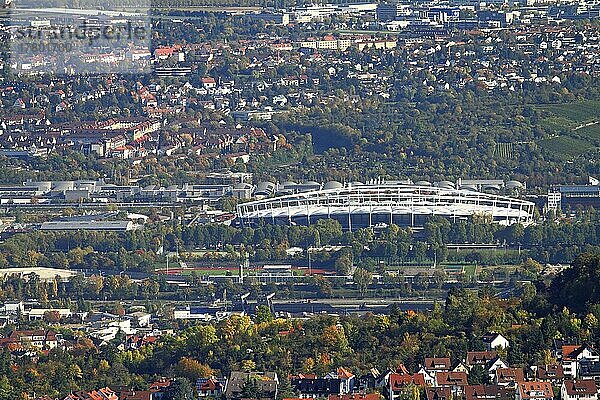 Blick im Herbst vom Stuttgarter Fernsehturm auf Neckartal mit Gottlieb-Daimler-Stadion des VfB Stuttgart  Landeshauptstadt Stuttgart  Baden-Württemberg  Deutschland  Europa