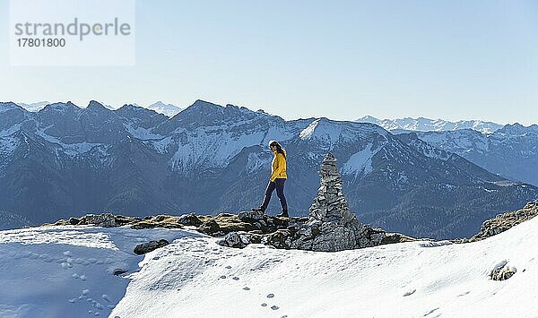 Bergsteigerin blickt über schneebedeckte Berge  Wanderung zum Guffert  Brandenberger Alpen  Tirol  Österreich  Europa