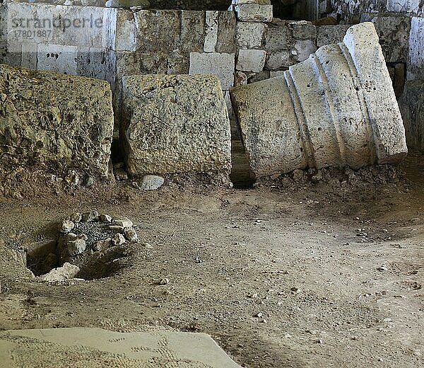 Ruinen der antiken Kupferstadt Soli  Soloi  Karovostasi aus der fruehchristlichen Zeit  Teile von Säulen in der fruehchristlichen Basilika  Nordzypern