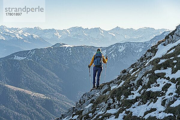 Bergsteigerin an einer Kante  schneebedeckte Berge  Wanderung zum Guffert im Winter  Brandenberger Alpen  Tirol  Österreich  Europa