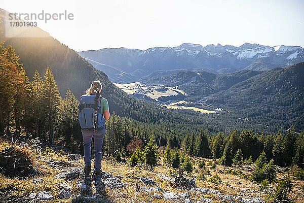 Bergsteiger auf dem Wanderweg zum Guffert  Brandenberger Alpen  Tirol  Österreich  Europa