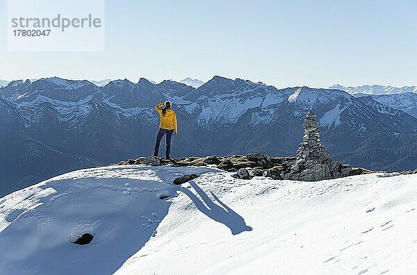 Bergsteigerin blickt über schneebedeckte Berge  Wanderung zum Guffert  Brandenberger Alpen  Tirol  Österreich  Europa