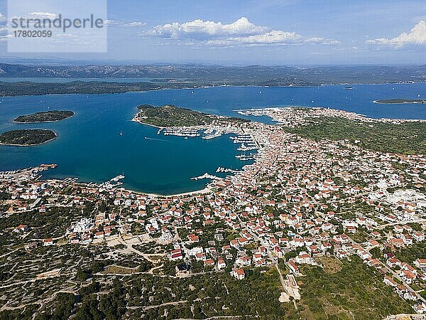 Drohnenaufnahme  Stadt Murter  Im Hintergrund Betina  Insel Murter  Dalmatien  Kroatien  Europa