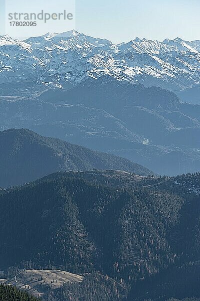 Schneebedeckte Alpen und Berge  Ausblick auf Berge vom Gipfel des Guffert  Brandenberger Alpen  Tirol  Österreich  Europa