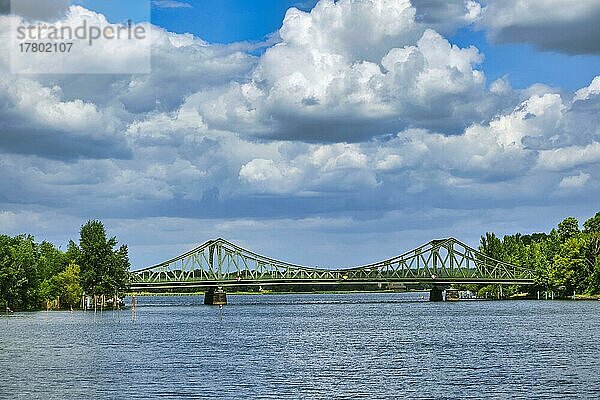 Glienicker Brücke am Fluss Havel  Potsdam  Berlin  Brandenburg  Deutschland  Europa