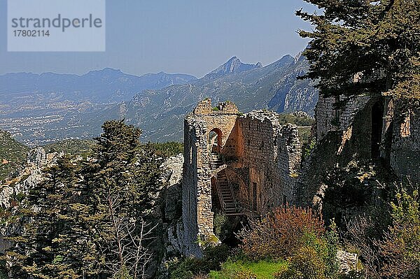 Mittelalterliche  Burgruine  Burg St. Hilarion  im Volksmund Schloss der 1000 Gemächer  liegt in Nordzypern unweit von Kyrenia  Girne auf einer Felskuppe