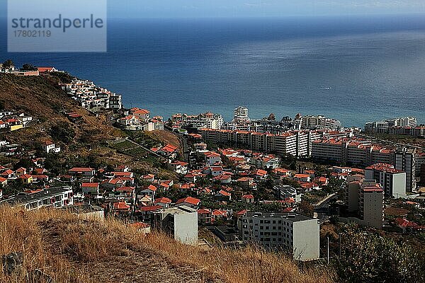 Funchal  Funchal-West  Blick von Sao Martinho auf einen Teil der Stadt und das Meer  Madeira