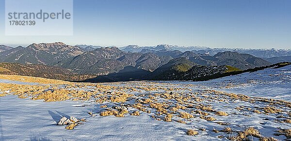 Schneebedeckte Alpen und Berge  Ausblick auf Berge vom Gipfel des Guffert  Brandenberger Alpen  Tirol  Österreich  Europa