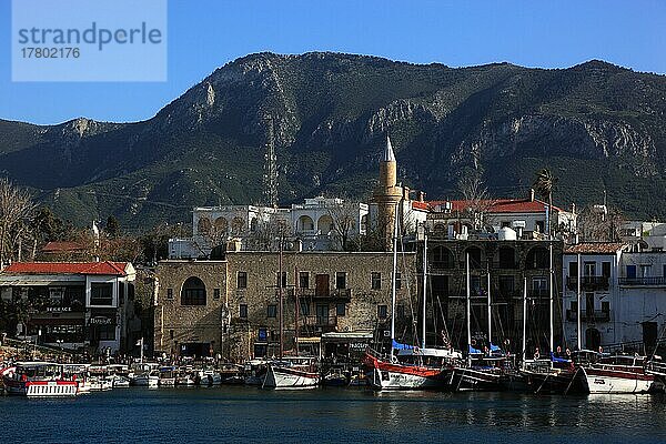 Hafenstadt  Altstadt von Girne  Kyrenia  Hafen  Nordzypern