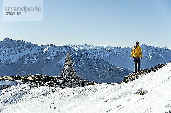 Bergsteigerin blickt über schneebedeckte Berge  Wanderung zum Guffert  Brandenberger Alpen  Tirol  Österreich  Europa