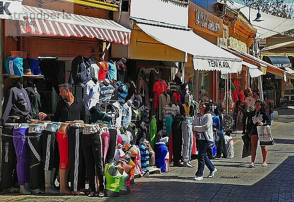 Lefkosa  Lefkosia  geteilte Hauptstadt von Nordzypern  Laeden in der Altstadt  Straßenszene  Nordzypern