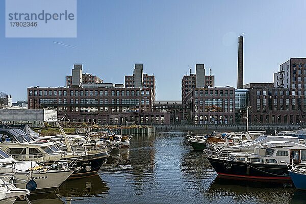 Einkaufszentrum am alten Industriegelände des Tempelhofer Hafen  Tempelhof-Schöneberg  Berlin  Deutschland  Europa