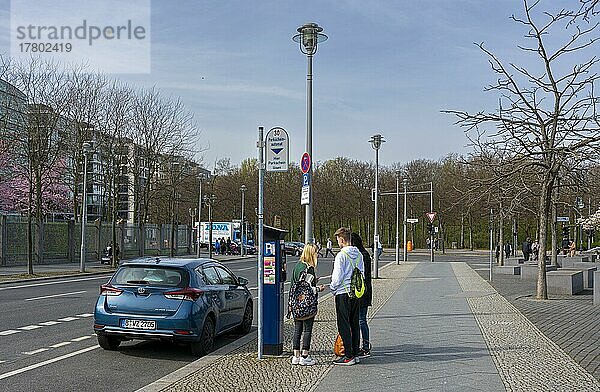 Jugendliche stehen neben einem Parkautomaten  Mitte  Berlin  Deutschland  Europa