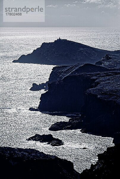 Aussicht am Ende Wanderweg auf Kap Ponta de São Lourenço  Sankt-Lorenz-Spitze  hinten Leuchtturm Farol  Caniçal  Naturschutzgebiet Parque Natural da Madeira  östlichste Spitze von Madeira  offiziell Autonome Region Madeira  Insel  Archipel Makaronesien  Portugal  Europa