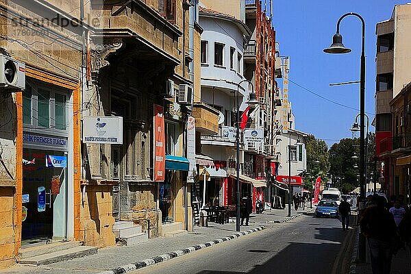 Lefkosa  Lefkosia  Nikosia  im Nordteil der Hauptstadt Zyperns  Hauptstrasse  geschäftsstrasse in der Altstadt  Nordzypern