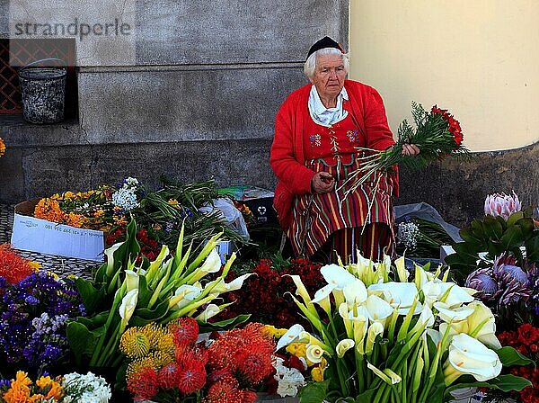 Funchal  Blumenverkäuferin in Camara-Tracht vor der Markthalle  Madeira