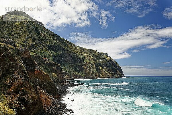 Steil ins Meer abfallende Küste  Landschaft  starke Brandung  Madeira  offiziell Autonome Region Madeira  Insel  Atlantik  Archipel  Makaronesien  Portugal  Europa