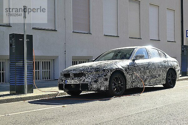Prototyp BMW 3er Hybrid Testfahrzeug  beklebt an der der Ladesäule  München  Bayern  Deutschland  Europa