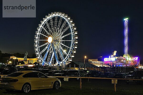 Oktoberfest  Riesenrad mit Bavaria abends  beleuchtet  München  Bayern  Deutschland  Europa