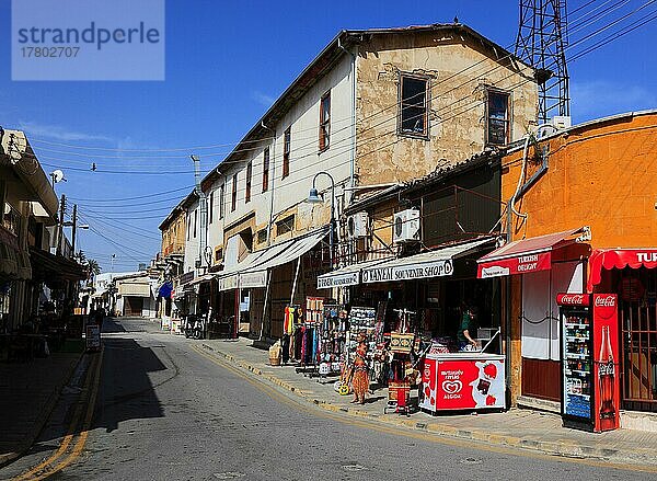Lefkosa  Lefkosia  Nikosia  im Nordteil der Hauptstadt Zyperns  geschäfte in der Altstadt  Haeuserzeile  Nordzypern