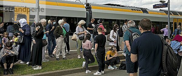 Chaos im Nahverkehr  9 Euro Ticket  Zug hält ungeplant vor der Endstation und Alle müssen aussteigen  Holzwickede  Ruhrgebeit  Deutschland  Europa