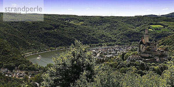 Ausblick auf das Rheintal mit der Marksburg  Braubach  UNESCO-Welterbe Oberes Mittelrheintal  Rheinland-Pfalz  Deutschland  Europa