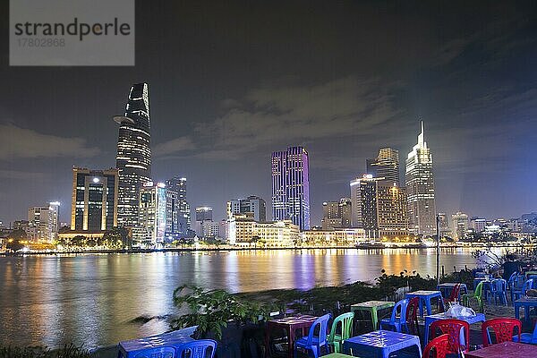 Skyline Saigon  Abenddämmerung  Ho-Chi-Minh-Stadt  Zentrum mit Bitexco-Tower  Distrikt 1  Ho Chi Minh City  Vietnam  Asien