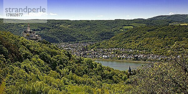 Ausblick auf das Rheintal mit der Marksburg  Braubach  UNESCO-Welterbe Oberes Mittelrheintal  Rheinland-Pfalz  Deutschland  Europa