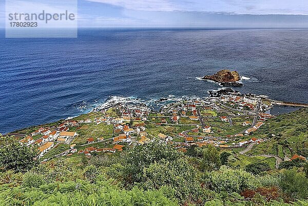 Ort Porto Moniz  Übersicht  Meer  Nordwestküste  Madeira  offiziell Autonome Region Madeira  Insel  Atlantik  Archipel Makaronesien  Portugal  Europa