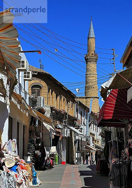 Lefkosa  Lefkosia  geteilte Hauptstadt von Nordzypern  Straßenszene in der Altstadt  Tuerme der Selimiye Moschee  Nordzypern