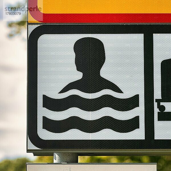 Hinweisschild Badeplatz am Meer mit Piktogramm Schwimmer  Insel Gotland  Schweden  Europa