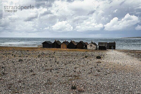 Blick auf alte Fischerhütten  traditionelle Fischerstelle  Fischerdorf  Helgumannen Fiskeläge  Wolkenhimmel  Insel Fårö  Farö  Gotland  Ostsee  Schweden  Europa