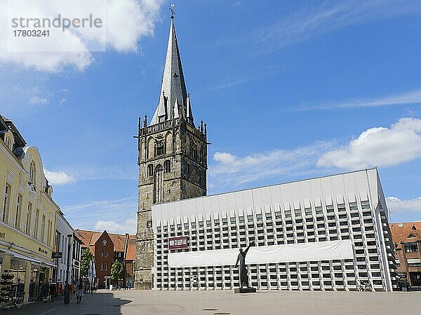 Katholische Pfarrkirche St. Mariä Himmelfahrt mit der Klagemauer  Ahaus  Münsterland  Westfalen  Nordrhein-Westfalen  Deutschland  Europa