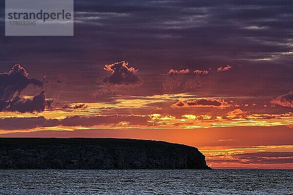 Silhouette der Insel Lilla Karlsö  dramatischer Abendhimmel  Sonnenuntergang  Djupvik  Westküste  Insel Gotland  Ostsee  Schweden  Europa