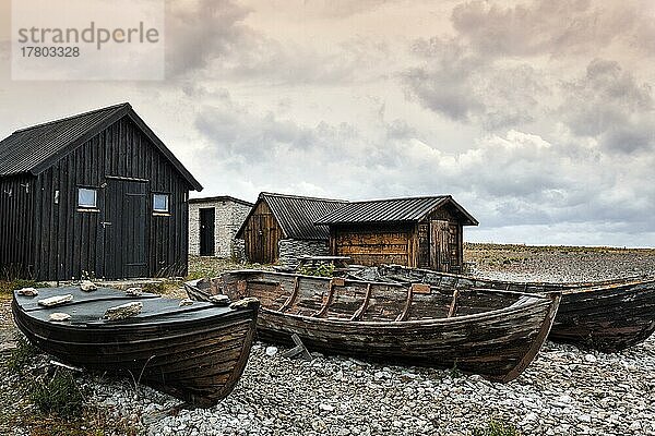 Alte Fischerhütten und Boote  traditionelle Fischerstelle  Fischerdorf  Helgumannen Fiskeläge  Wolkenhimmel  Insel Fårö  Farö  Gotland  Ostsee  Schweden  Europa