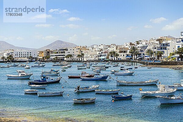 Wunderschöne Küstenstadt Arrecife mit vielen Booten auf blauem Wasser  Lanzarote  Kanarische Inseln  Spanien  Europa