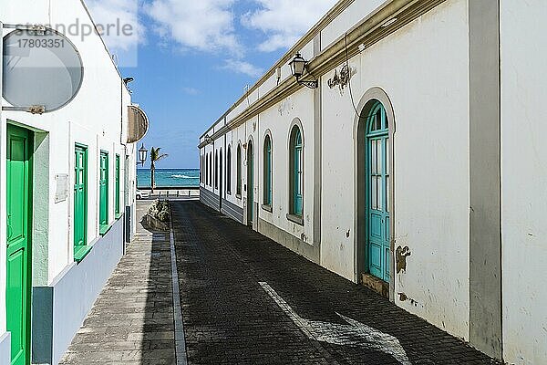 Charmante traditionelle Straße mit weiß getünchten Häusern und bunten Fenstern und Türen in Arrecife  Lanzarote  Kanarische Inseln  Spanien  Europa