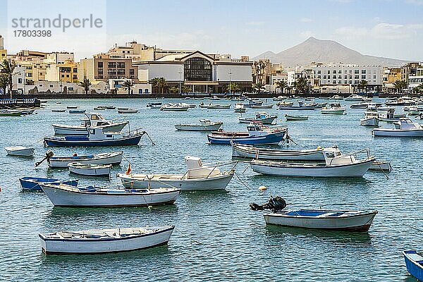 Wunderschöne Küstenstadt Arrecife mit vielen Booten auf blauem Wasser  Lanzarote  Kanarische Inseln  Spanien  Europa