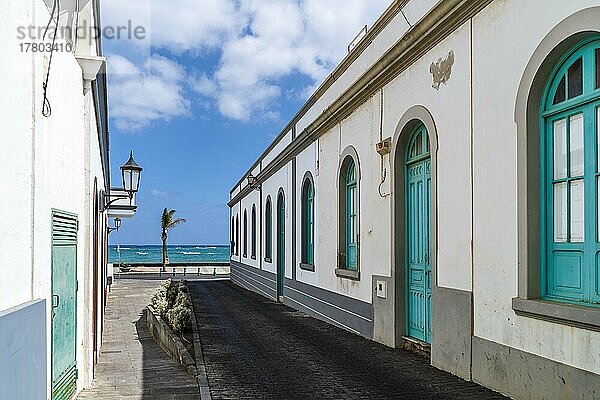 Charmante traditionelle Straße mit weiß getünchten Häusern und bunten Fenstern und Türen in Arrecife  Lanzarote  Kanarische Inseln  Spanien  Europa