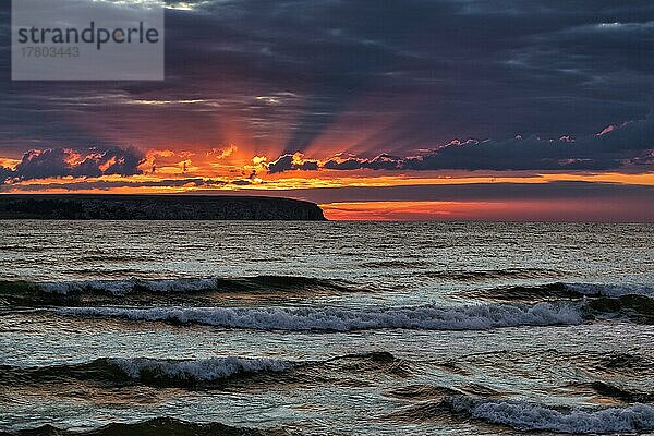 Silhouette der Insel Lilla Karlsö  Sonnenstrahlen hinter Wolken  dramatischer Abendhimmel  Sonnenuntergang  Djupvik  Westküste  Insel Gotland  Ostsee  Schweden  Europa