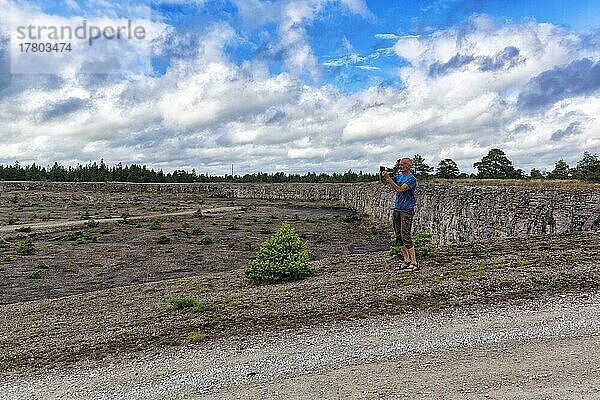 Tourist fotografiert verlassenen Steinbruch  Kalkstein  Filmkulisse  Drehort  triste Landschaft  Insel Furillen  Furilden Naturschutzgebiet und Vogelschutzgebiet  bei Gotland  Schweden  Europa