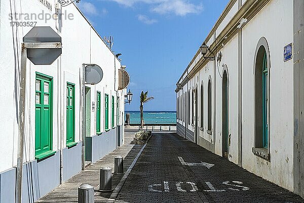 Charmante traditionelle Straße mit weiß getünchten Häusern und bunten Fenstern und Türen in Arrecife  Lanzarote  Kanarische Inseln  Spanien  Europa