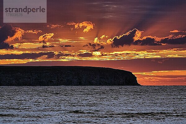 Silhouette der Insel Lilla Karlsö  Sonnenstrahlen hinter Wolken  dramatischer Abendhimmel  Sonnenuntergang  Djupvik  Westküste  Insel Gotland  Ostsee  Schweden  Europa