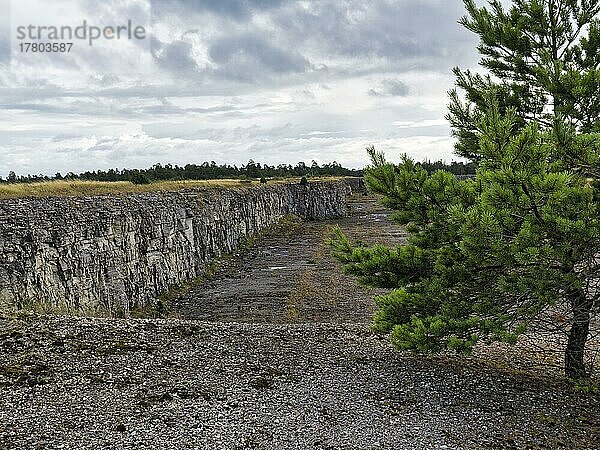 Verlassener Steinbruch  Kalkstein  Filmkulisse  Drehort  triste Landschaft  Insel Furillen  Furilden Naturschutzgebiet und Vogelschutzgebiet  bei Gotland  Schweden  Europa