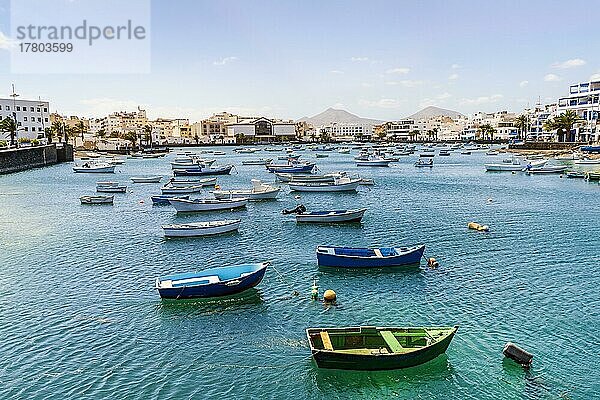 Wunderschöne Küstenstadt Arrecife mit vielen Booten auf blauem Wasser  Lanzarote  Kanarische Inseln  Spanien  Europa