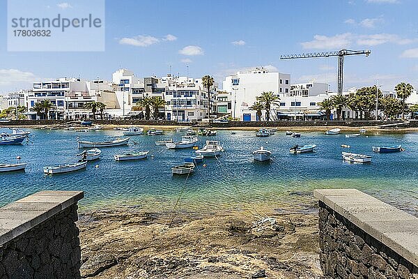 Wunderschöne Küstenstadt Arrecife mit vielen Booten auf blauem Wasser  Lanzarote  Kanarische Inseln  Spanien  Europa